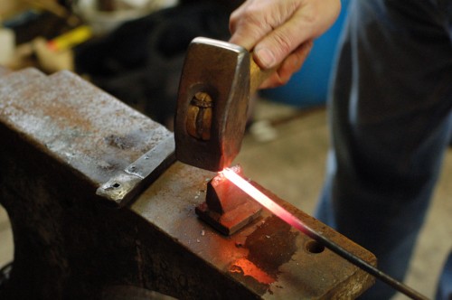 Cutting the rod on a hot-cut hardy