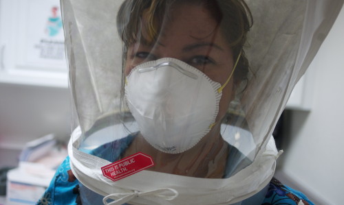 "Fit Testing the N95 Mask" by AlamosaCounty PublicHealth is licensed under CC BY 2.0