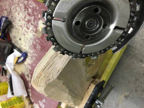 Chainsaw disc shaping the wood